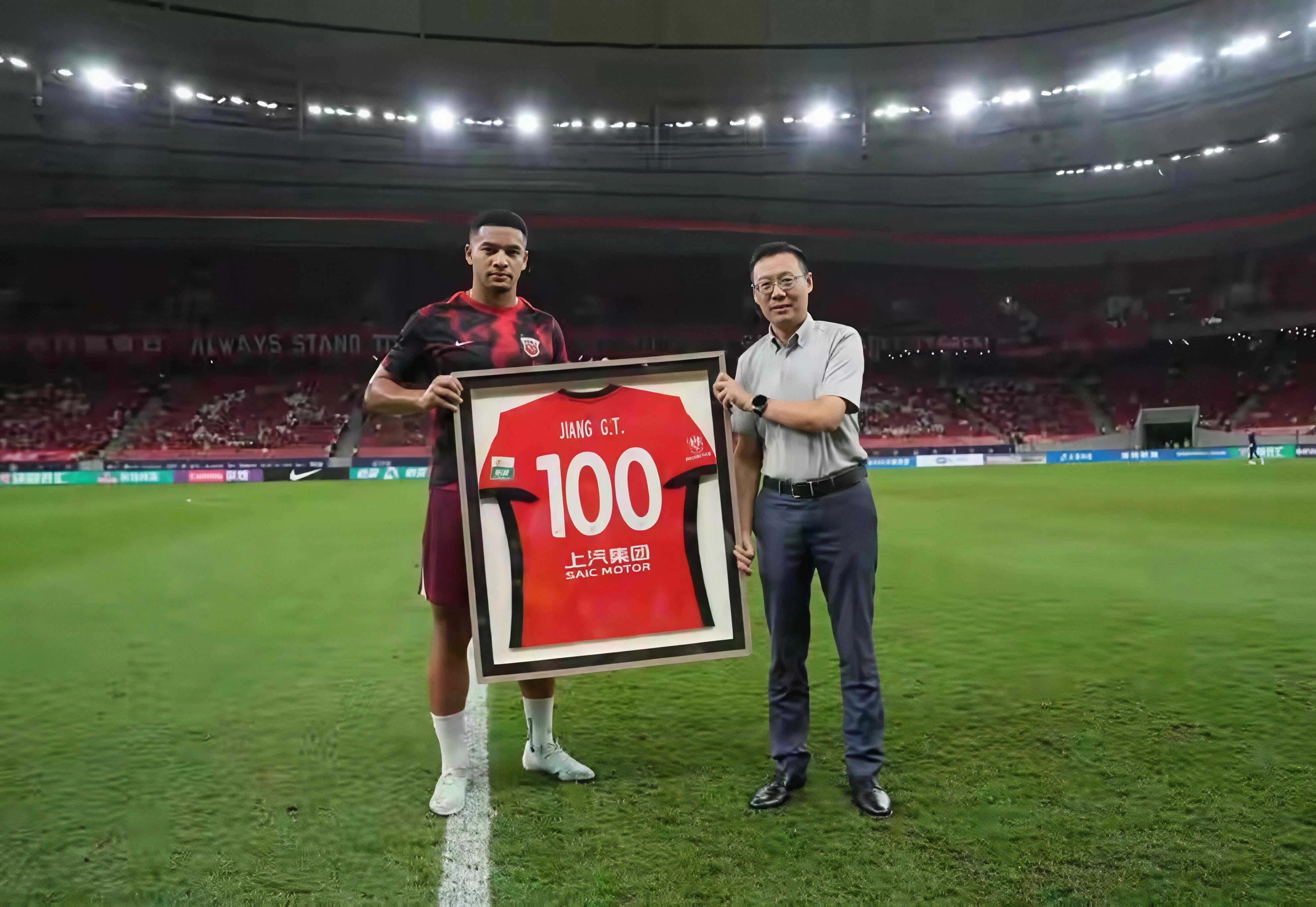 包含拜仁慕尼黑围绕社区盾迎来里程碑冲刺阶段山东泰山备战足总杯，今晨费耶诺德调整名单以备全明星赛看傻球迷的词条